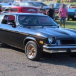 El Chevrolet Vega llegó prometiendo economía, estilo limpio y accesibilidad. Pero su motor de aluminio se mostraba frágil y sus paneles se oxidaban con rapidez. En 2025, conducir un Vega significa enfrentarse a un motor ruidoso, dirección imprecisa y sensación general de fragilidad. La nostalgia no basta para salvarlo del juicio de los estándares actuales.