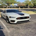 El Ford Mustang GT, con su poderoso V8, representa la esencia del músculo americano. Es accesible, divertido y vibrante, pero su interior estrecho, la falta de practicidad y las altísimas tarifas de seguro lo convierten en una mala elección para quienes buscan un coche atractivo sin complicaciones. Aquellos que lo compran buscando revivir emociones juveniles suelen descubrir rápidamente que no es el compañero ideal para las responsabilidades diarias.