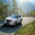 Fiat ha experimentado un repunte en sus ventas en 2024, con un aumento del 153%, pero este aumento proviene de una base extremadamente baja. Las ventas en Estados Unidos fueron de apenas unos pocos miles de unidades, lo que coloca a Fiat como una marca de nicho más que un competidor serio en el mercado de masas. Con el modelo 500e como su única oferta destacada, la marca italiana parece más una declaración de estilo retro dirigida a los millennials que una propuesta viable en el mercado estadounidense. La falta de inversión en concesionarios y la ausencia de nuevos modelos hace que Fiat sea percibida más como una instalación artística que como una marca de autos funcional.