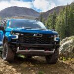 La Silverado ZR2 es la apuesta de Chevrolet para los entusiastas del off-road. Fabricada en Fort Wayne, Indiana, esta camioneta se equipa con amortiguadores Multimatic DSSV, que también se utilizan en los autos de carreras, junto con diferenciales electrónicos de bloqueo delantero y trasero, lo que le proporciona una capacidad de tracción impresionante en terrenos difíciles. Su motor V8 de 6.2 litros genera 420 caballos de fuerza, lo que le permite enfrentarse a senderos rocosos o remolcar equipos pesados sin problemas. Su capacidad de remolque y refinamiento interior hacen de esta una opción destacada para quienes buscan una camioneta de trabajo y aventura.
