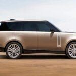 Land Rover, conocida por sus vehículos todoterreno de lujo, también encabeza la lista de los costos de mantenimiento más altos. Modelos como el Range Rover y el Discovery, aunque impresionantes en cuanto a capacidades todoterreno y lujo, requieren un mantenimiento intensivo. Los problemas comunes incluyen fallos en el sistema eléctrico, suspensiones neumáticas y fugas de aceite. Aunque los vehículos de Land Rover están construidos para durar, las reparaciones son costosas, y la necesidad de servicio frecuente puede elevar considerablemente los costos de propiedad.