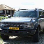 El Ford Bronco es una excelente opción para aquellos que buscan una experiencia fuera de la carretera con una transmisión manual. Equipado con una transmisión manual de siete velocidades, el Bronco está diseñado para conquistar terrenos difíciles. Su motor EcoBoost de cuatro cilindros en línea ofrece 300 caballos de fuerza, lo que le otorga un rendimiento impresionante en terrenos complicados. La peculiaridad de su caja de cambios es que las primeras seis marchas funcionan de manera tradicional, mientras que la séptima marcha actúa como una marcha baja, ideal para arrastrarse por rocas y barro. Sin duda, un vehículo para los aventureros.