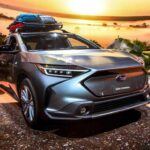 El Subaru Solterra, desarrollado en colaboración con Toyota, se presenta como un SUV eléctrico con el mismo espíritu aventurero que caracteriza a la marca japonesa. Sin embargo, este modelo no ha logrado destacar en el competitivo mercado de los SUV eléctricos. Con una autonomía limitada, una baja velocidad de carga y un rendimiento por debajo de las expectativas, el Solterra no justifica su alto precio. Modelos como el Hyundai Ioniq 5 o el Kia EV6, que ofrecen un mejor rendimiento y características, hacen que el Solterra sea una opción menos atractiva para los compradores.