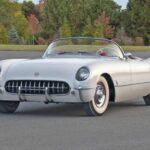 El Corvette es un ícono no solo en el mundo de los coches deportivos, sino también en la historia de la fabricación de vehículos. Fue el primer coche de producción en incorporar una carrocería de fibra de vidrio, un material revolucionario en su época. Este avance permitió que el Corvette fuera ligero, resistente y, por supuesto, más rápido. Su diseño y el uso de la fibra de vidrio sentaron un precedente para otros fabricantes de autos deportivos a nivel mundial. El Corvette ha evolucionado a lo largo de los años, pero sigue siendo un símbolo de innovación y rendimiento.