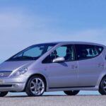 El Mercedes-Benz A210 Evolution fue un intento temprano de la marca por crear un hatchback deportivo, aunque sin la famosa insignia AMG. Con un motor de 2.1 litros y 142 hp, el A210 no fue un gran referente en cuanto a rendimiento, ya que alcanzaba los 100 km/h en 8.2 segundos. Sin embargo, Mercedes equipó este modelo con una suspensión deportiva que mejoraba el agarre en las curvas, aunque el confort y la calidad de la dirección fueron puntos débiles. Pese a que no cumplió con las expectativas en términos de ventas, su enfoque en la practicidad y el lujo, combinado con detalles como asientos de Alcántara y llantas de 17 pulgadas, lo convierte en un modelo interesante para los coleccionistas de autos menos convencionales.