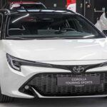 Si buscas un modelo más grande que el Camry, el Toyota Corolla es una excelente opción. Al igual que su hermano pequeño, el Corolla sigue la tradición de fiabilidad de Toyota y es una elección sólida para quienes desean un automóvil económico, pero con un rendimiento estable.
El Corolla 2025 mantiene la fiabilidad característica de sus generaciones anteriores, y con un poco de mantenimiento regular, este sedán continuará ofreciendo mucha durabilidad. Es una opción segura para quienes buscan un vehículo que no los deje tirados en medio del camino.