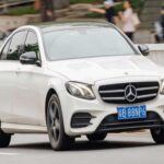 El Mercedes-Benz E-Class es sinónimo de lujo y confort, pero la realidad de mantener este modelo con el paso de los años no es tan atractiva. Algunos de los problemas más comunes son fallos en la transmisión, la suspensión y el sistema eléctrico. Estos componentes no solo son costosos de reparar, sino que a medida que el coche envejece, los repuestos se vuelven más difíciles de conseguir. Según los propietarios, el coste total de mantenimiento y reparación durante 10 años puede superar los $10,000, lo que hace que no sea una opción económica a largo plazo.