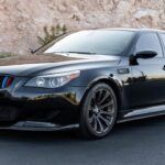 El BMW M5 E60 es uno de los sedanes deportivos más icónicos de la marca alemana. Equipado con un motor V10 de 5.0 litros que produce 500 caballos de fuerza, este M5 es conocido por su increíble rendimiento y lujo combinado con una dinámica de conducción impresionante. A pesar de que no es un clásico puro, los autos de esta generación están comenzando a ganar reconocimiento por su tecnología avanzada, su diseño y su capacidad de generar sensaciones al volante. La poca fiabilidad de algunos modelos y la calidad de construcción en las versiones menos cuidadas hacen que los modelos bien mantenidos sean particularmente atractivos como inversión.
