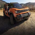 El Jeep Recon 2026 será uno de los pocos SUV eléctricos realmente diseñados para el off-road, combinando la resistencia del Wrangler con una potencia eléctrica impresionante. Con 650 CV y una aceleración de 0 a 100 km/h en solo 3.6 segundos, este modelo es ideal para los entusiastas de la aventura. Además, ofrece una autonomía de 370 km en su versión Moab. Aunque su precio de lanzamiento será elevado (alrededor de $65,000), el Recon sigue siendo una opción atractiva para quienes buscan un vehículo todoterreno eléctrico. Se espera que versiones más económicas lleguen posteriormente.