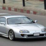 El Toyota Supra A80, conocido como la cuarta generación del Supra, fue inicialmente un coche deportivo accesible para muchos, con tracción trasera y turboalimentación. A lo largo de los años, los propietarios lo modificaron en gran medida, pero su fama se disparó gracias a la cultura del tuning y al protagonismo en la película Fast & Furious. Hoy, un Supra A80 sin modificaciones y en buen estado puede alcanzar precios que van desde 120.000 hasta 250.000 dólares, especialmente si tiene pocos kilómetros y piezas originales. Este modelo ha pasado de ser un coche accesible a convertirse en un objeto de culto, donde la preservación y la escasez juegan un papel importante.