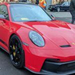 La fiabilidad de Chevrolet, especialmente en sus modelos de camionetas, es legendaria. Los motores V8 de 5.3L y 6.2L son conocidos por llegar fácilmente a las 400,000 millas, con un diseño sencillo que facilita el mantenimiento. Muchos mecánicos rurales señalan que los Suburbans y Silverados han demostrado su resistencia en condiciones de trabajo exigentes. De hecho, las flotas de vehículos comerciales a menudo incluyen Suburbans y Silverados con más de un millón de millas. Además, la disponibilidad de piezas y su coste más bajo respecto a marcas importadas contribuyen a su popularidad.