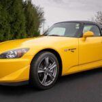 El Honda S2000 es otro de los grandes favoritos entre los entusiastas de los coches deportivos japoneses. Con su motor 2.0L de 240 caballos de fuerza y una impresionante relación peso-potencia, el S2000 ofreció una experiencia de conducción pura y sin compromisos. Este roadster de tracción trasera es conocido por su increíble manejo y la fiabilidad que caracteriza a los productos de Honda.

El S2000 también se destacó por su diseño, con líneas elegantes y una postura baja que lo convertían en una de las opciones más deportivas de la época. Su motor de altas revoluciones y su capacidad para mantener un equilibrio perfecto en curvas lo hacían ideal para los conductores que buscaban emoción detrás del volante.