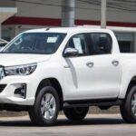 El Toyota Hilux es un verdadero gigante en el mundo de los vehículos utilitarios. Aunque en EE. UU. los compradores tienen la opción del Toyota Tacoma, el Hilux es aún más popular en otras partes del mundo, especialmente en Australia, Asia y África. Conocido por su durabilidad, fiabilidad y capacidades todoterreno excepcionales, el Hilux ha sido la elección preferida para aquellos que requieren un vehículo robusto y confiable, desde trabajos pesados hasta aventuras extremas fuera del asfalto.