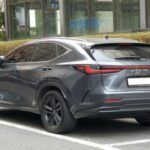 El Lexus NX Hybrid es perfecto para quienes buscan lujo y eficiencia en un SUV híbrido. Con una plataforma compartida con el Toyota RAV4 Hybrid, el NX ofrece una interior espacioso combinado con un rendimiento impresionante. La versión NX 350h presenta un motor de 2.5 litros y dos motores eléctricos que generan 240 caballos de fuerza, mientras que el NX 450h+ es una opción híbrida enchufable con un rango eléctrico de 37 millas y 304 caballos de fuerza. Con un precio base de $44,205, es una excelente opción para quienes buscan un SUV eficiente y elegante.