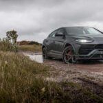 El Lamborghini Urus ha sido una sorpresa en el mundo de los superdeportivos. Aunque la marca italiana es conocida por sus coches de alto rendimiento como el Gallardo y el Huracán, fue el Urus, su SUV, el que ha superado todas las expectativas en ventas. Con más de 25,000 unidades vendidas, el Urus se ha convertido en el Lamborghini más vendido de todos los tiempos.