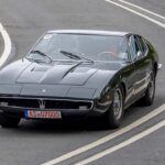 El Maserati Ghibli es un sedán de lujo con un diseño impresionante y un motor que despierta pasiones, pero su depreciación es igualmente impactante, perdiendo alrededor del 66% de su valor en solo cinco años. Esto se debe a varios factores, como el alto costo de mantenimiento, la disponibilidad limitada de piezas de repuesto y los problemas de fiabilidad, especialmente con los sistemas eléctricos y mecánicos. Aunque el Ghibli atrae a los compradores por su imagen de exclusividad, su elevado coste de propiedad y su falta de concesionarios para servicio especializado dificultan su reventa.