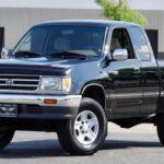 Precio medio usado: $15,300
La Toyota T100, conocida por su durabilidad legendaria, fue una camioneta que sentó las bases para el posterior éxito de la Toyota Tundra. Con opciones de motorización que incluían un cuatro cilindros de 2.7 litros y V6 de 3.4 litros, la T100 ofrecía una excelente fiabilidad, especialmente con la opción de transmisión manual. A pesar de ser un modelo de 1998, la T100 sigue siendo una de las pickup más asequibles y confiables que puedes encontrar, con un precio medio de $15,300.