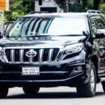 Toyota es sinónimo de fiabilidad, y no es casualidad que muchas familias elijan esta marca por sus vehículos duraderos y seguros. Los vehículos Toyota son sometidos a rigurosas pruebas de calidad que incluyen condiciones extremas como estrés térmico y frío, lo que asegura que cada coche esté preparado para cualquier desafío.

Desde el popular Toyota Corolla hasta los SUV como el Toyota Highlander, la marca ofrece una amplia gama de vehículos familiares que destacan por su fiabilidad y bajo coste de mantenimiento. Además, Toyota ha implementado características de seguridad avanzada, como sistemas de asistencia al conductor y control de tracción, que brindan tranquilidad adicional a los conductores.