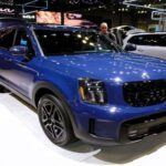 Para los jubilados con una vida social activa y que suelen viajar con familiares o amigos, el Kia Telluride S es una opción excelente. Este SUV mediano de tres filas de asientos ha sido reconocido por su espacioso interior, lo que lo convierte en una opción perfecta para aquellos que priorizan el confort y la capacidad de transporte. Además, cuenta con una serie de características tecnológicas y de seguridad que mejoran la experiencia en carretera, como su sistema de asistencia al conductor y su pantalla táctil intuitiva. El Telluride es perfecto para quienes necesitan un vehículo que pueda acomodar cómodamente a varias personas sin comprometer el espacio.