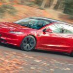 El Tesla Model 3 ha sido uno de los modelos más aclamados a nivel mundial, y en 2024 ha registrado un aumento del 10% en sus ventas, alcanzando las 560,000 unidades. Este incremento de 51,500 unidades respecto al año anterior demuestra que el Model 3 sigue siendo una de las opciones más atractivas para quienes buscan un vehículo eléctrico de alta gama. A pesar de la competencia creciente en el mercado de vehículos eléctricos, Tesla sigue siendo una marca muy demandada, especialmente por su tecnología avanzada y sus características innovadoras.