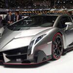 Si el Lamborghini Veneno fuera un superhéroe, sería el villano con más estilo. Su diseño angular y futurista hace que parezca salido de un universo paralelo, un coche que desafía las convenciones del diseño automotriz. Creado para celebrar el 50º aniversario de Lamborghini, solo se produjeron tres coupés y nueve roadsters. Esta edición limitada se caracteriza por su rendimiento de otro mundo y una estética que no deja indiferente.