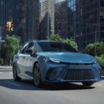 El Toyota Camry Hybrid 2026 combina rendimiento electrificado con un diseño moderno y atractivo. Equipado con un motor híbrido de 2.5L, ofrece hasta 232 caballos de fuerza y una eficiencia de hasta 51 MPG combinados. Este modelo presenta un suspensión deportiva estándar en versiones SE, XSE y Nightshade, lo que lo convierte en una opción ágil para quienes buscan comodidad y rendimiento. Además, con una pantalla digital de 12.3 pulgadas y carga inalámbrica, el Camry Hybrid proporciona tecnología de última generación. La garantía de la batería híbrida es de 10 años o 150,000 millas, lo que demuestra su fiabilidad a largo plazo.