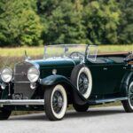 El Cadillac V-16, lanzado en 1930, es considerado uno de los coches más técnicamente avanzados de su época. Su motor de 16 cilindros, con una capacidad de 452 pulgadas cúbicas, exigía un chasis personalizado y soluciones de refrigeración únicas. Cada motor se fabricaba a mano, con una atención meticulosa al equilibrio y la suavidad, superando los estándares de producción de la época. Este nivel de personalización lo convertía en uno de los vehículos más costosos y técnicamente desafiantes de mantener, pues cualquier problema requería mecánicos altamente cualificados. El Cadillac V-16 era una obra maestra de la ingeniería, pero su complejidad lo hacía difícil de replicar.