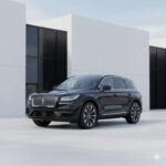 El Lincoln Corsair es otro SUV compacto que ha ganado popularidad por su diseño cómodo, interior espacioso y características de lujo. Sin embargo, muchos han señalado que la calidad de los materiales, a pesar de ser adecuada, no se compara con los rivales europeos. Además, la fiabilidad de la marca ha sido cuestionada, con varios propietarios mencionando problemas recurrentes en las transmisiones y en la electrónica. Aunque su precio base es atractivo, alrededor de los $38,000, su rendimiento general en términos de durabilidad y costos de mantenimiento no justifica la etiqueta de lujo que lleva.