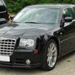 El Chrysler 300C SRT-8, fabricado entre 2005 y 2010, es uno de los sedanes más imponentes y potentes que puedes encontrar por un precio relativamente asequible. Equipado con el legendario motor V8 Hemi de 6.1 litros que produce 425 caballos de fuerza, el 300C SRT-8 combina lujo, comodidad y un rendimiento brutal. Con un estilo inspirado en los coches de lujo europeos pero con el toque clásico estadounidense, este coche tiene presencia y ofrece una experiencia de conducción emocionante.
