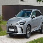 En el segundo lugar se encuentra el Lexus RX Híbrido, que ofrece un 17% de posibilidades de superar los 400.000 kilómetros, casi el doble de lo que se espera de un híbrido promedio. Este SUV de lujo combina la fiabilidad y durabilidad de Toyota con la sofisticación y confort de Lexus, convirtiéndolo en una excelente opción para aquellos que buscan un híbrido de alto rendimiento y larga vida útil.