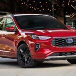 Después de dos décadas en el mercado, el Ford Escape, uno de los SUV compactos más populares de Estados Unidos, será descontinuado en 2026. Este modelo fue clave para la marca Ford a la hora de ofrecer un SUV asequible y práctico para las familias. Sin embargo, la creciente electrificación y la consolidación de plataformas están llevando a la marca a retirar modelos como el Escape, a medida que redirige sus esfuerzos hacia SUV más grandes y electrificados.