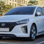 El Hyundai Ioniq Plug-In Hybrid 2025 ofrece una combinación perfecta entre eficiencia y versatilidad. Conocido por su diseño elegante y sus características innovadoras, el Ioniq está pensado para proporcionar una experiencia de conducción agradable, mientras minimiza el impacto ambiental. Su autonomía eléctrica es adecuada para desplazamientos urbanos diarios, y el motor de gasolina ofrece la capacidad de realizar viajes más largos sin preocupaciones. Además, su estética moderna y las tecnologías de última generación lo convierten en una opción muy atractiva para quienes buscan un híbrido con un toque futurista.