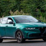 El Alfa Romeo Tonale Hybrid se ha enfrentado a una recepción tibia, con casi la mitad de su inventario sin vender. Este modelo llega al segmento de los crossover compactos de lujo con un diseño espectacular y dinámicas de conducción características de Alfa Romeo. Sin embargo, el motor híbrido en un segmento donde los compradores prefieren o eficiencia pura o un rendimiento sin compromisos ha complicado su aceptación. A un precio cercano a los $52,000, los compradores pueden optar por competidores alemanes bien establecidos con redes de concesionarios más fuertes y mejores valores de reventa.