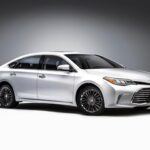 El Toyota Avalon es otro excelente ejemplo de la fiabilidad de los vehículos de Toyota. Este sedán grande y cómodo no solo tiene una alta probabilidad de alcanzar las 250.000 millas, sino que también es conocido por su lujo accesible y su tecnología avanzada. Con un precio inicial de $17,890, el Avalon es una excelente opción para quienes buscan un sedán duradero que ofrezca tanto comodidad como eficiencia. A lo largo de los años, el Avalon ha mantenido su reputación por su excelente rendimiento y fiabilidad, lo que lo convierte en una elección popular para aquellos que buscan autos usados con larga vida útil.