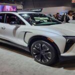 El Chevrolet Blazer ofrece una estética atractiva y un interior moderno que lo convierte en un SUV llamativo. Sin embargo, bajo su diseño estilizado, el Blazer es propenso a presentar problemas de fiabilidad que pueden resultar costosos. Entre los problemas más comunes se incluyen fallos en la transmisión y en los sistemas electrónicos, que pueden requerir reparaciones costosas. Además, el Blazer ha recibido críticas por su alto costo de mantenimiento en comparación con otros SUV de su clase, lo que podría generar un gasto inesperado durante la propiedad del vehículo.