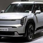 El Kia EV9 es el SUV insignia de la marca coreana en el mundo eléctrico. Este modelo destaca por su diseño único y su impresionante espacio interior, combinado con un motor totalmente eléctrico. La Kia ha apostado por materiales reciclados y sostenibles, lo que lo convierte en un modelo respetuoso con el medio ambiente, además de ofrecer un gran confort y una experiencia de conducción suave. Con una autonomía notable y cargadores rápidos, el EV9 es un competidor directo para los SUV a gasolina de alta gama, pero con la ventaja de un rendimiento ecológico superior. Es el vehículo perfecto para quienes buscan comodidad, tecnología y un compromiso con la sostenibilidad.