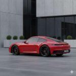 El Porsche 911 2026 es una leyenda viva en el mundo de los autos deportivos, y las pruebas de carretera lo han confirmado. Su motor de seis cilindros planos turbos es capaz de generar un sonido inconfundible y un rendimiento espectacular. El 911 es perfecto en las curvas, con una adherencia que hace que el manejo sea impresionante incluso en condiciones difíciles. Con un precio base que ronda los $120,000, este superdeportivo es una opción más cómoda de lo que parece, aunque su consumo de gasolina puede ser elevado. Si bien no es práctico para toda la familia, el 911 sigue siendo el rey de las sensaciones al volante, superando incluso a marcas como Ferrari en términos de sensaciones de conducción. Un sueño para muchos, aunque no apto para todos los bolsillos.