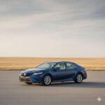 El Toyota Camry Hybrid es la versión ecológica de uno de los sedanes más confiables y duraderos del mercado. El Camry siempre ha sido conocido por su fiabilidad, y al añadirle la tecnología híbrida, Toyota ha hecho que este modelo sea aún más resistente al paso del tiempo. Con su motor híbrido, el Camry Hybrid es tan fiable como su versión de gasolina, pero con el beneficio añadido de una mayor eficiencia de combustible. No es un coche que te dé emociones fuertes, pero está diseñado para llevarte de A a B sin sobresaltos durante años. Su precio comienza en torno a los 29,000 dólares, lo que lo convierte en una excelente opción para quienes buscan un sedán práctico y duradero.