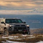 El Toyota 4Runner es un SUV que se ha ganado un lugar destacado en el mercado de coches usados. Con una participación del 0.9% en las ventas de vehículos usados, el 4Runner es conocido por su robustez y durabilidad, características que lo hacen ideal para quienes buscan un vehículo con capacidad todoterreno. Aunque sus modelos más nuevos incorporan tecnología avanzada, su diseño sigue manteniendo el enfoque clásico y fiable que lo ha caracterizado durante años.