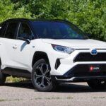 El Toyota RAV4 Prime es un SUV híbrido enchufable que ha sido objeto de críticas por la complejidad de su sistema híbrido. Lauren Fix, experta de Car Coach Reports, señala que los problemas de refrigeración de la batería y fallas en la transmisión eléctrica y de gasolina son comunes. Consumer Reports también ha documentado fallos eléctricos recurrentes, como bloqueos de pantalla, fallos en la carga y advertencias de batería. Estos problemas, combinados con largos tiempos de reparación y retiradas de mercado, han afectado la fiabilidad de este modelo. Los expertos sugieren que los interesados en un SUV híbrido opten por el Honda CR-V Hybrid o el Toyota Highlander Hybrid, que tienen un historial de mayor confiabilidad.