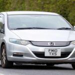 Millaje combinado: 52 mpg
Motor: 1.5 L, 4 cilindros
Transmisión: Automática (relaciones de engranaje variables)

El Honda Insight 2022 es uno de los híbridos más equilibrados del mercado. Con 52 millas por galón combinado, se sitúa justo detrás del Toyota Camry en eficiencia. Este modelo tiene un rendimiento sobresaliente en la ciudad, logrando 55 mpg, y un 49 mpg en carretera. Con su motor de 1.5 litros y 4 cilindros, el Insight es ideal para quienes buscan un híbrido compacto, económico y con un diseño moderno y atractivo. Es una opción sólida para aquellos que desean un vehículo eficiente sin sacrificar el estilo.