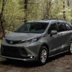 La Toyota Sienna ha sido una favorita en las familias estadounidenses durante años, y no es difícil entender por qué. Fabricada en Indiana, esta minivan se destaca por su fiabilidad, durabilidad y capacidad para adaptarse a todas las necesidades. Con 298,000 millas en su odómetro, este modelo sigue funcionando como nuevo, lo que demuestra la calidad y la longevidad que ofrece. Además, con una conducción suave y eficiente en gasolina, la Sienna es ideal para viajes largos o el día a día. Aunque no es el coche más emocionante del mercado, es una opción excelente para quienes priorizan la funcionalidad y la fiabilidad.