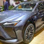 El Lexus RZ 2025 es un SUV eléctrico que refleja el compromiso de Lexus, la marca de lujo de Toyota, con la fiabilidad. Con un sistema de dirección por cable y opciones de tracción delantera y total, este SUV eléctrico puede alcanzar los 100 km/h en 4.4 segundos en su modelo RZ450e. A pesar de su excelente rendimiento y el lujo que ofrece, algunos problemas de autonomía, con una distancia máxima de unos 320 km, y una velocidad de carga más lenta, han sido mencionados por Consumer Reports. Sin embargo, su fiabilidad y el confort que ofrece lo convierten en una opción recomendable para quienes buscan un SUV eléctrico premium.