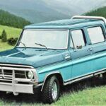 La Ford F-1000 fue una variante de la serie F de Ford, fabricada exclusivamente para el mercado sudamericano, principalmente en Brasil. Esta camioneta de los años 70 a los 90 era casi idéntica a la Ford Serie F de quinta generación en cuanto a diseño y motorización. Sin embargo, contaba con una cabina extendida, lo que la hacía única. Era una camioneta de dos puertas con una caja más pequeña, pensada para adaptarse a las necesidades del mercado local sin perder la robustez que caracteriza a la familia Ford F.