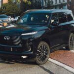 El Infiniti QX80, un SUV de lujo de tamaño completo, también es conocido por su tendencia a generar altos costos de reparación después del primer año de propiedad. A medida que sus sistemas electrónicos y transmisiones complejas envejecen, los problemas empiezan a acumularse. A menudo, estas fallas se traducen en facturas elevadas, ya que el acceso a los componentes internos y la mano de obra especializada son costosos. Los propietarios que buscan el tamaño y la comodidad de este modelo deben tener en cuenta que la promesa de lujo puede terminar siendo una carga financiera.