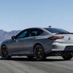 El Acura TLX ofrece una mezcla de lujo, tecnología y una ingeniería confiable. Este modelo, construido bajo la filosofía de durabilidad de Honda, tiene la ventaja de contar con piezas de repuesto fácilmente accesibles y una amplia red de centros de servicio. Aunque algunos modelos con motor V6 han tenido quejas por fallos en la transmisión, la mayoría de los propietarios disfrutan de un coste de mantenimiento moderado. El TLX es ideal para quienes desean un sedán de lujo con características premium, como asientos de cuero y tecnología avanzada, sin enfrentar gastos exorbitantes en reparaciones.