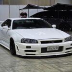 El Nissan Skyline GT-R se convirtió en una leyenda a lo largo de los años, especialmente gracias a su aparición en la saga de Fast and Furious. Sin embargo, por mucho que este modelo sea querido por los entusiastas de los coches, la versión R34 nunca fue vendida oficialmente en los Estados Unidos. Esto se debe a que el Skyline GT-R tenía el volante a la derecha, lo que lo hacía incompatible con las regulaciones de seguridad de tráfico estadounidense. A pesar de esto, las versiones más modernas del GT-R, como el Nissan GT-R R35, sí llegaron a Estados Unidos, pero el R34 sigue siendo un símbolo de la exclusividad y el misterio en las carreteras americanas.