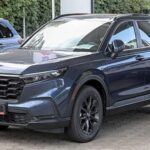 El Honda CR-V Hybrid 2024 es un SUV que combina practicidad, eficiencia y tecnología de seguridad. Con un motor de 2.0 litros y dos motores eléctricos, ofrece una potencia de 212 caballos de fuerza y un rendimiento de combustible de 38 mpg combinado, lo que lo hace perfecto para familias conscientes del medio ambiente.