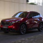 El Mazda CX-5 2026 sigue la tendencia de evolución con una tercera generación que mejora en todos los aspectos. Con líneas más definidas y una presencia más agresiva, el CX-5 2026 se mantiene fiel a su legado pero con un diseño más moderno y refinado. Aunque el motor de 2.5 litros de cuatro cilindros y la transmisión automática de seis velocidades se mantienen, la opción de un motor turbo podría no llegar en esta generación.