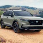 El Honda CR-V 2026 es una opción fuerte en el mercado de SUV compactos gracias a su excepcional eficiencia de combustible. La versión híbrida ofrece hasta 40 mpg combinados, lo que la convierte en una de las opciones más eficientes de su clase. Este SUV también sobresale por su conducción suave y cómoda, con un interior espacioso y bien equipado. A un precio competitivo de $30,920, el CR-V 2026 es uno de los SUV más accesibles y con mejor relación calidad-precio del mercado, ideal para quienes buscan una opción económica y de confianza sin sacrificar el confort.